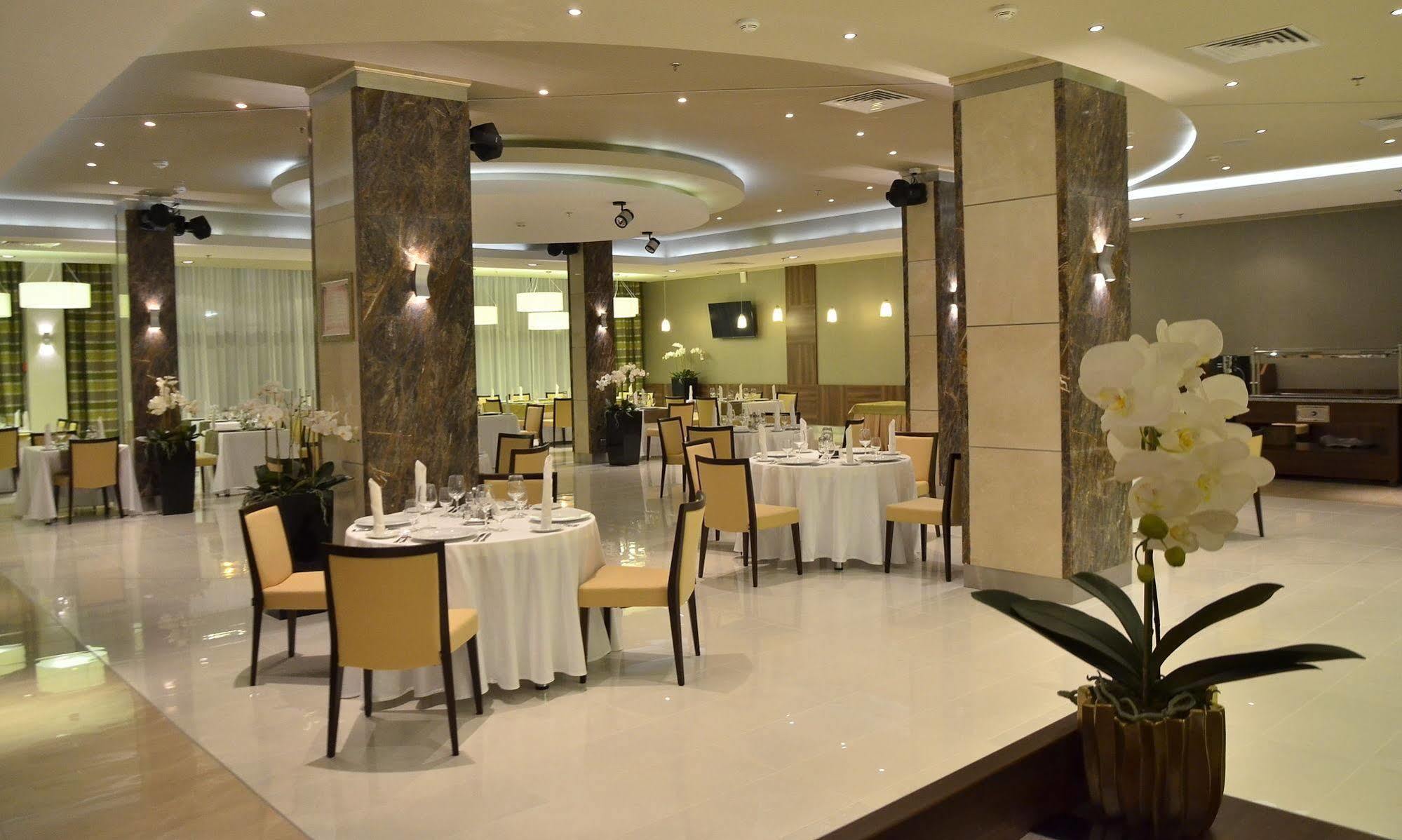 Victoria Hotel & Business Centre Minsk Buitenkant foto